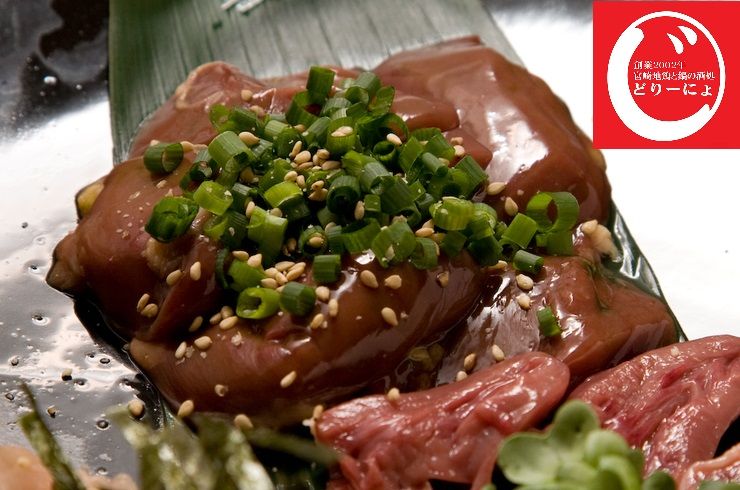 池袋駅西口の地鶏と鍋と日本酒の美味しいおすすめ居酒屋じどりーにょで、鶏肉刺身。鶏レバ刺し編