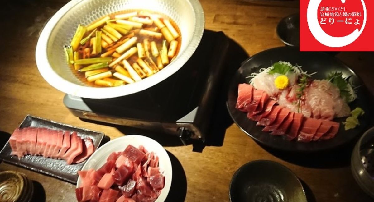 池袋駅西口の地鶏と鍋と日本酒の美味しいおすすめ居酒屋じどりーにょおじさん、マグロ刺しと、まぐろとねぎのネギま鍋を食べる。アニメじゃないよ(笑)