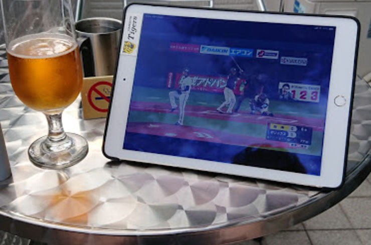 池袋駅西口の地鶏と鍋と日本酒の美味しいおすすめ居酒屋じどりーにょおじさん、休日の日曜日に昼間からビールで野球。