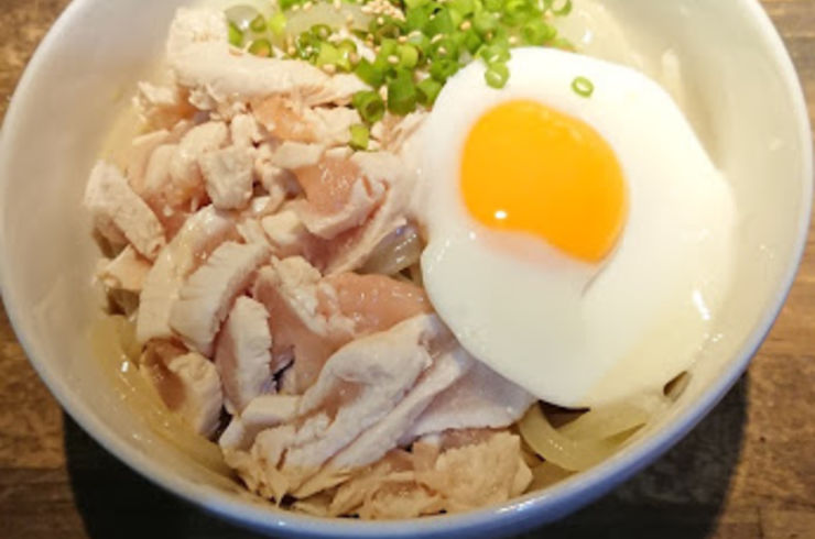 池袋駅西口の地鶏と鍋と日本酒の美味しいおすすめ居酒屋じどりーにょの今日のまかない。ささみ、たまご、ねぎ、歯ごたえが凄いうどん