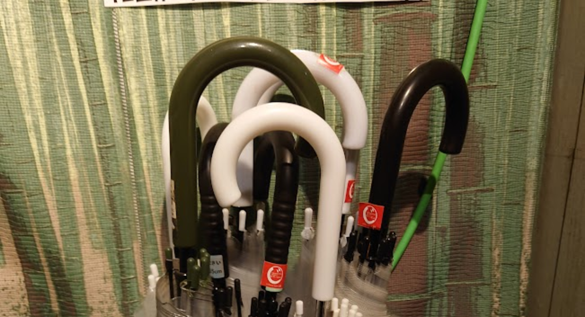 [じどおじブログ]「捨てる傘あれば拾う傘あり」　　池袋駅西口の地鶏と鍋と日本酒の美味しいおすすめ居酒屋じどりーにょ