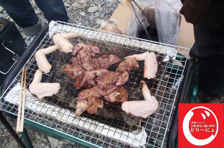 池袋駅西口の地鶏と鍋のおすすめ美味しい居酒屋じどりーにょおじさんBBQで食材焼く