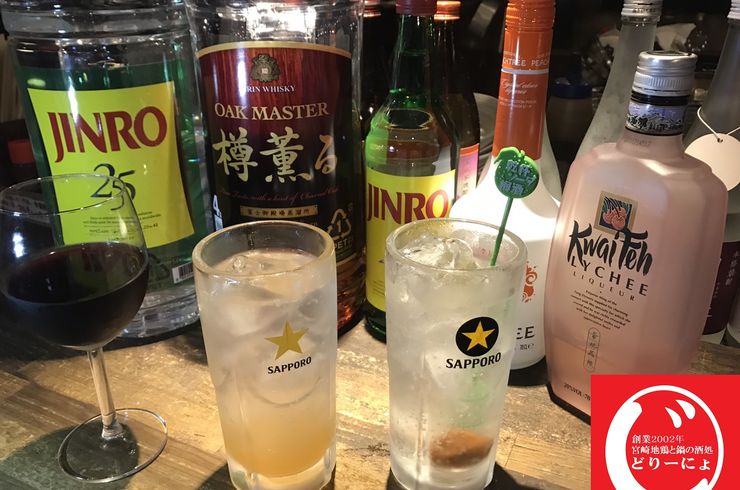 池袋駅西口の地鶏と鍋と日本酒のおすすめ美味しい居酒屋じどりーにょのハイボールはグラスに日本のウィスキー、氷屋さんの氷と強め炭酸水な作り方をする旨い奴！