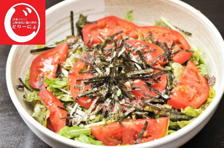 池袋駅西口の地鶏と鍋と日本酒のおすすめ美味しい居酒屋じどりーにょのベーシック野菜とトマトのサラダ。